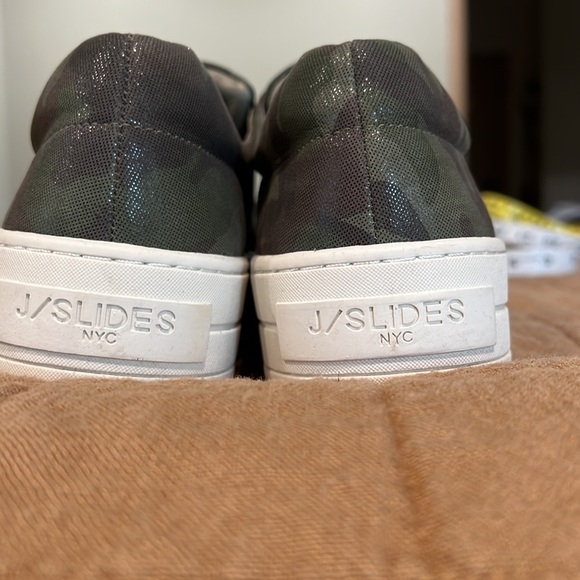 NWOT Leather, camo JSlides from Nordstrom.  In new condition.  Size 8 - Picture 3 of 5